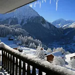Hotel De *