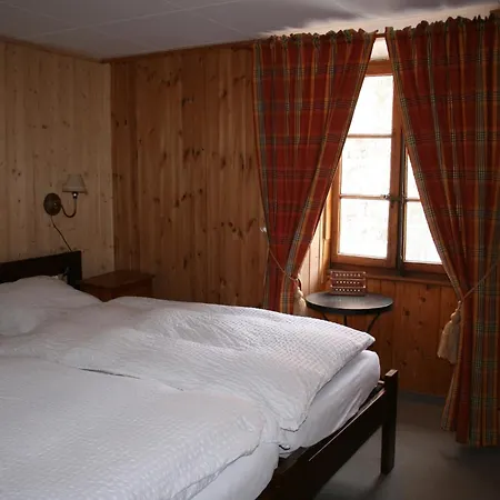 Hotel De *