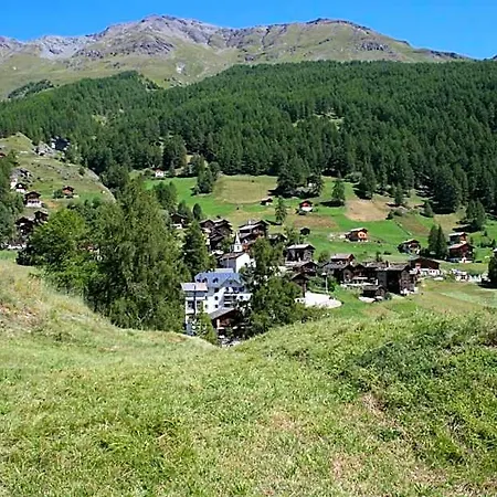 Hotel De *