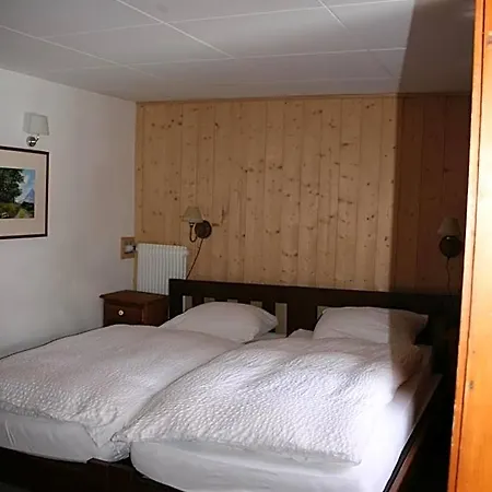 Hotel De *