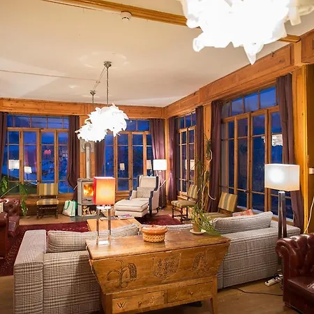 Hotel De *